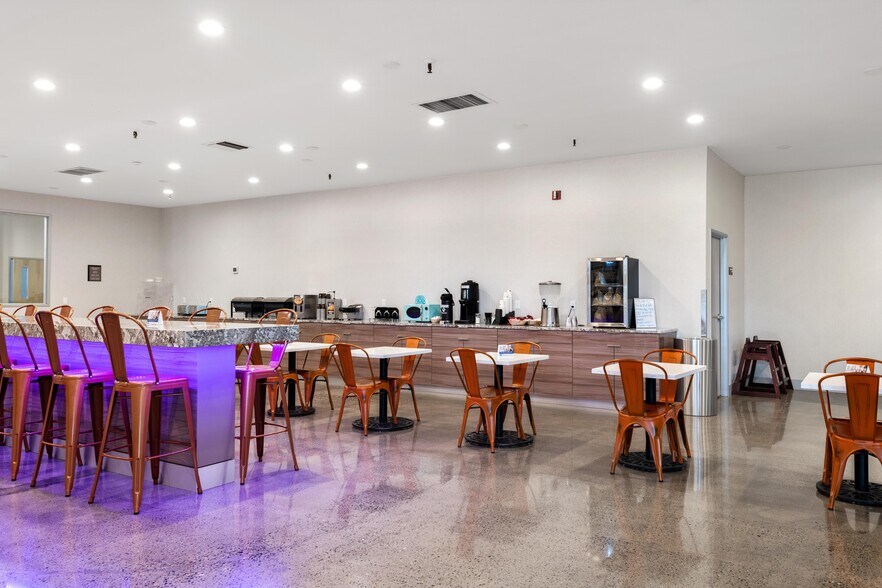 More Photos Of 50 Comstock St, Richland Hotel For Lease