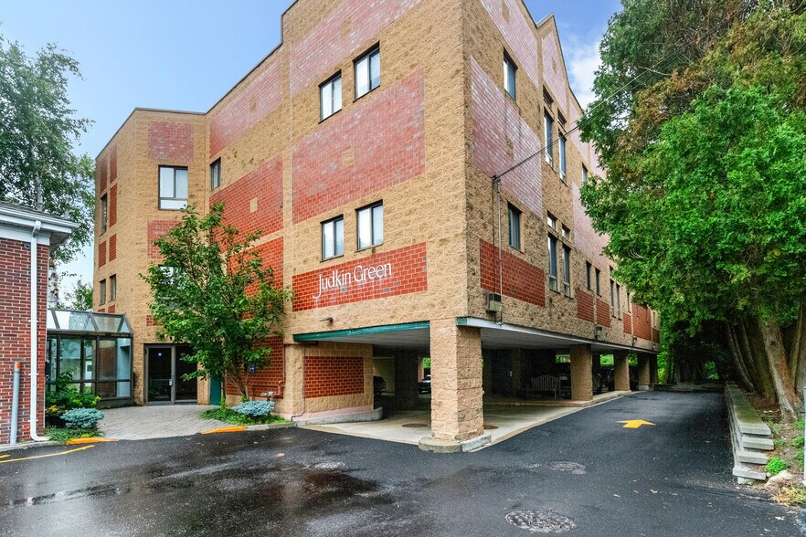 More Photos Of 63 Shore Rd, Winchester Medical For Lease