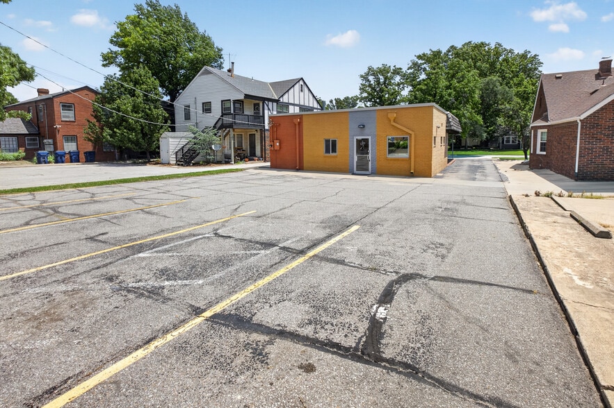 More Photos Of 133 N Glendale St, Wichita Office For Sale