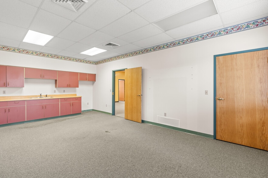 More Photos Of 512 Professional Park Rd, Clinton Medical For Sale