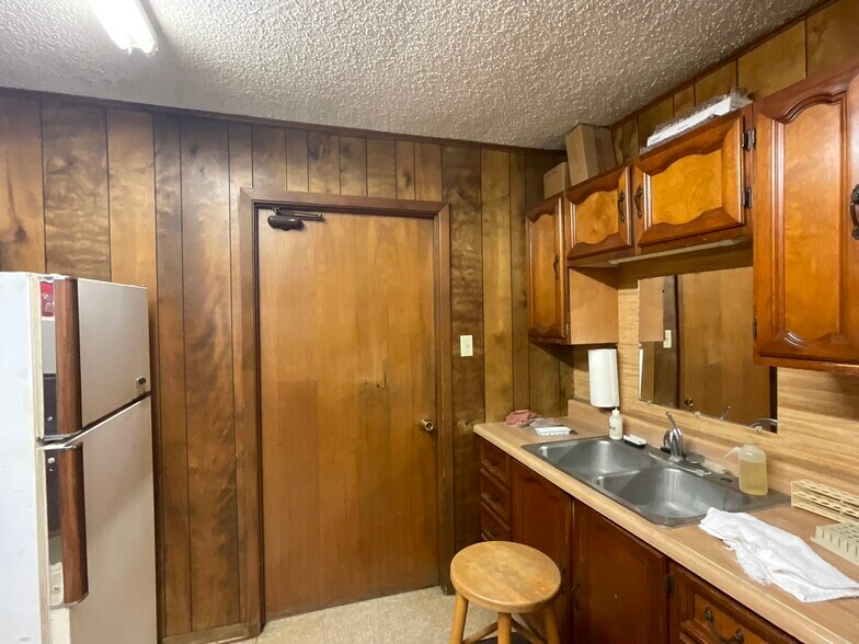 More Photos Of 1310 W Grand Ave, Yoakum Veterinarian Kennel For Sale