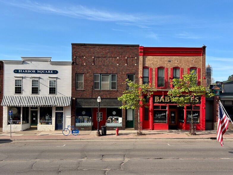 Primary Photo Of 221 W Washington St, Marquette Flex For Sale