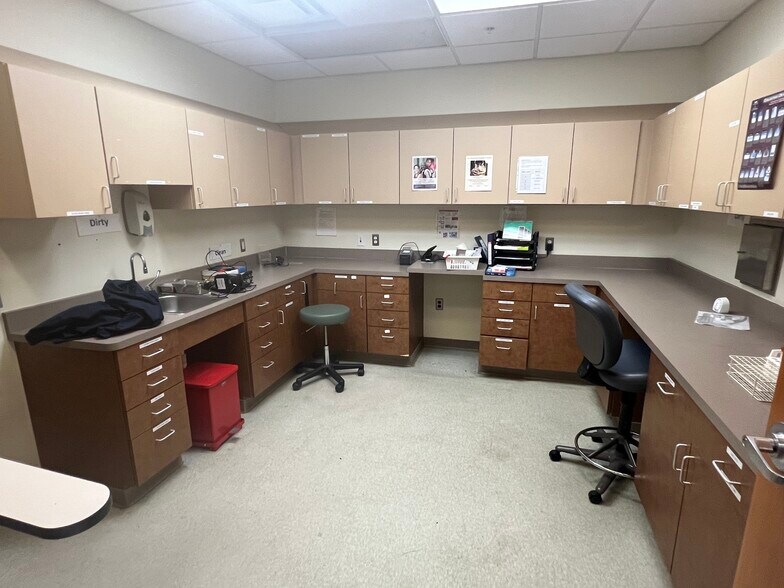 More Photos Of 60 E Warren Ave, Detroit Medical For Lease