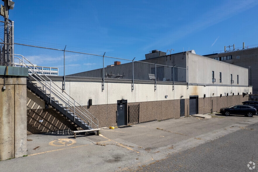 More Photos Of 2325 Rue Dandurand, Montréal Warehouse For Sale