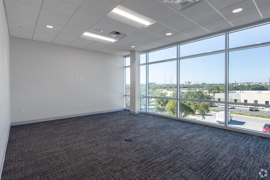 More Photos Of 19122 N US Highway 281, San Antonio Office For Lease