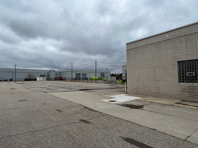 More Photos Of 11530 Stephens Rd, Warren Warehouse For Lease