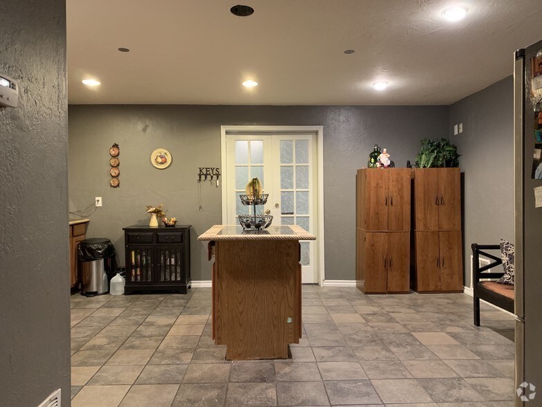 More Photos Of 8815 N Western Ave, Oklahoma City Service For Sale