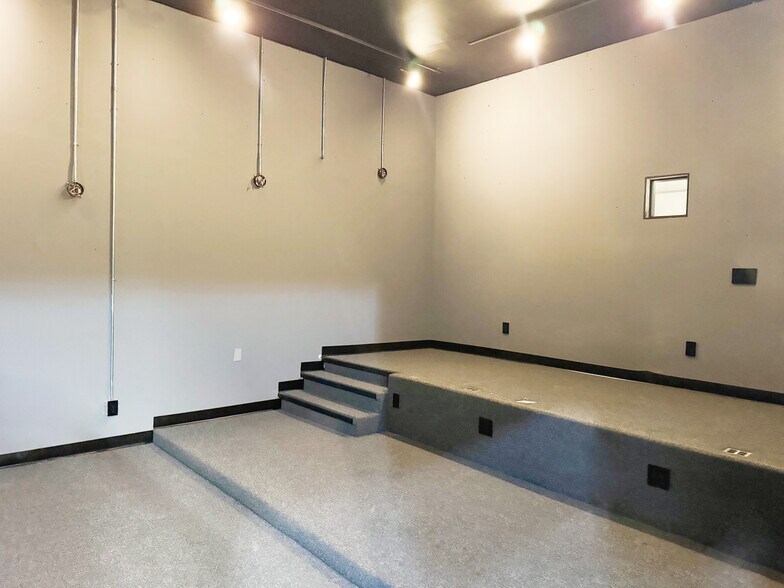 More Photos Of 105-107 S Sparks St, Burbank Storefront For Lease