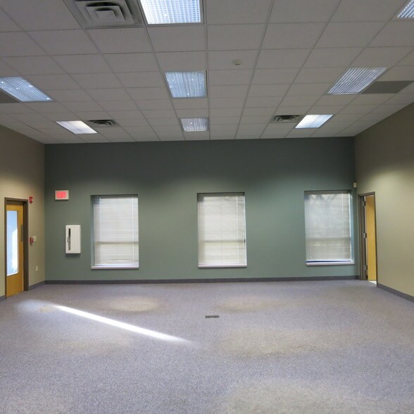 More Photos Of 17 Technology Pl, East Syracuse Office For Lease