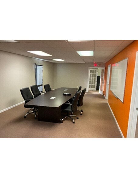 More Photos Of 300 Henry Pl, Spartanburg Flex For Lease