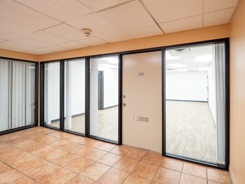 More Photos Of 1043 S York Rd, Bensenville Office Residential For Sale