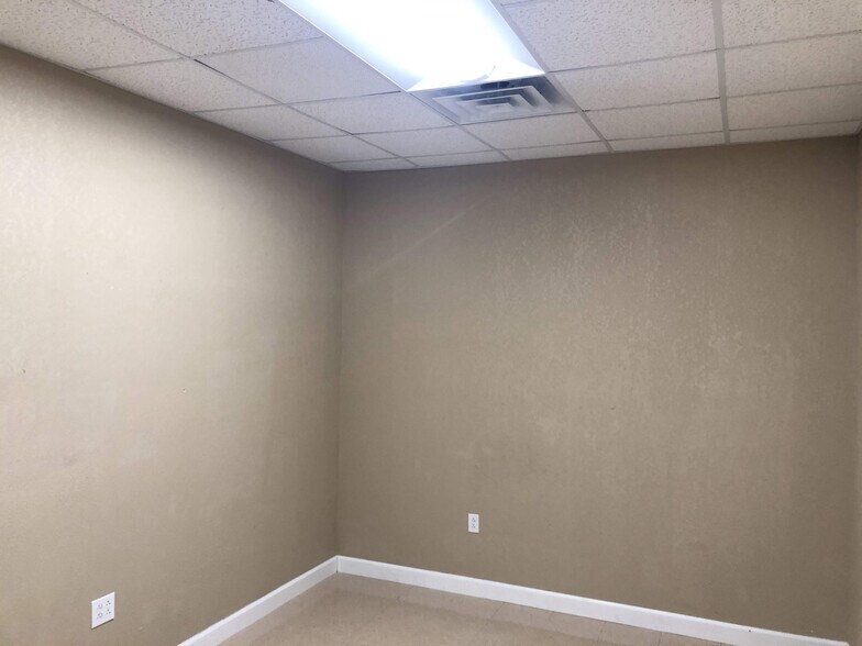 More Photos Of 2016 N Westwood Blvd, Poplar Bluff Freestanding For Sale