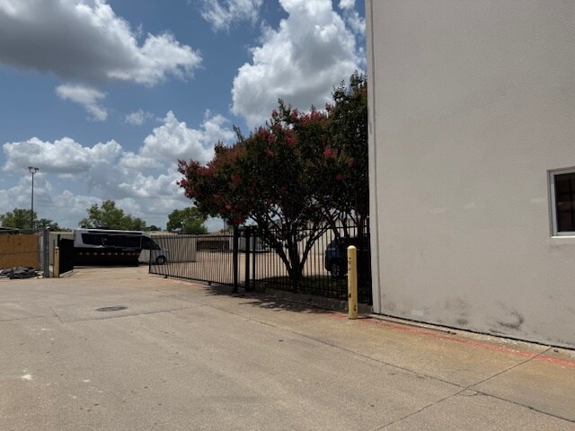 More Photos Of 919 N Bowser Rd, Richardson Warehouse For Lease