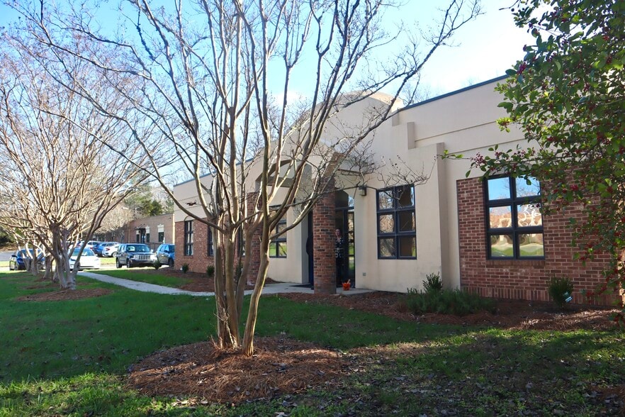 More Photos Of 2316 Crownpoint Executive Dr, Charlotte Office For Sale