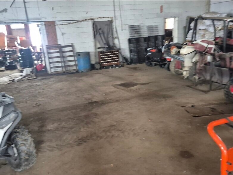 More Photos Of 4433 S Huron Rd, Standish Showroom For Sale