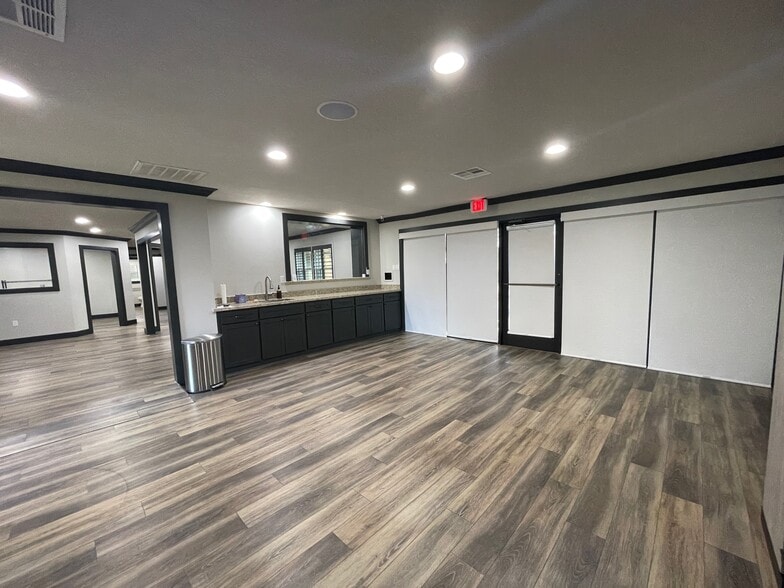 More Photos Of 408 Wilson Rd, Conroe Loft Creative Space For Sale