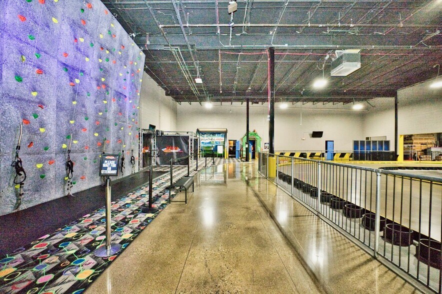 More Photos Of 7777-7847 N Caldwell Ave, Niles Manufacturing For Sale