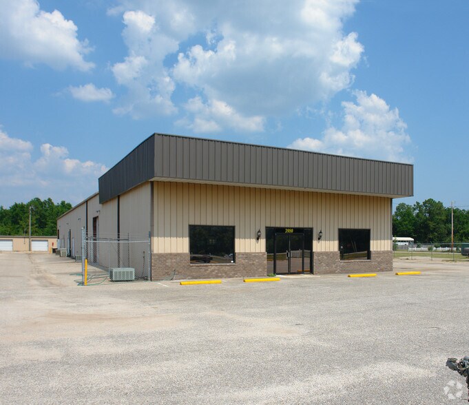 More Photos Of 3980-3990 Avalon Blvd, Milton Service For Lease