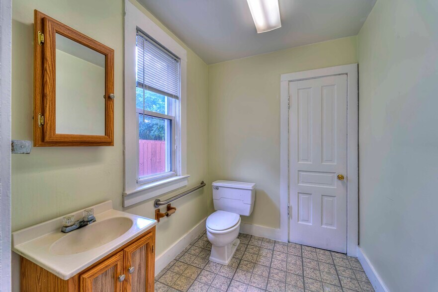 More Photos Of 604 Greenwood Pl, Jackson Office For Lease