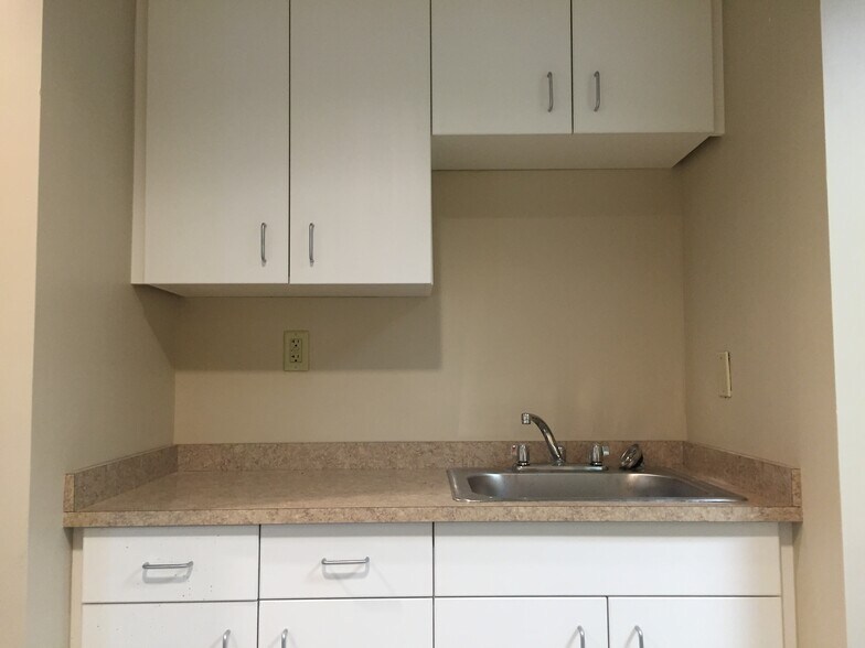 More Photos Of 11 Red Roof Ln, Salem Office For Lease