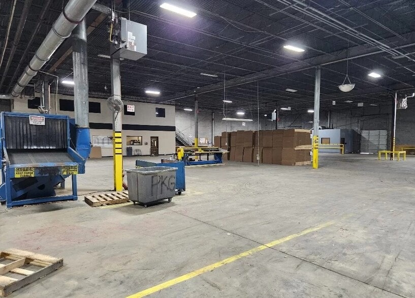 More Photos Of 10901 Carpet St, Charlotte Warehouse For Lease