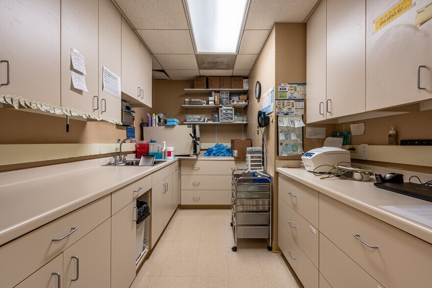 More Photos Of 1303 Macom Dr, Naperville Medical For Lease
