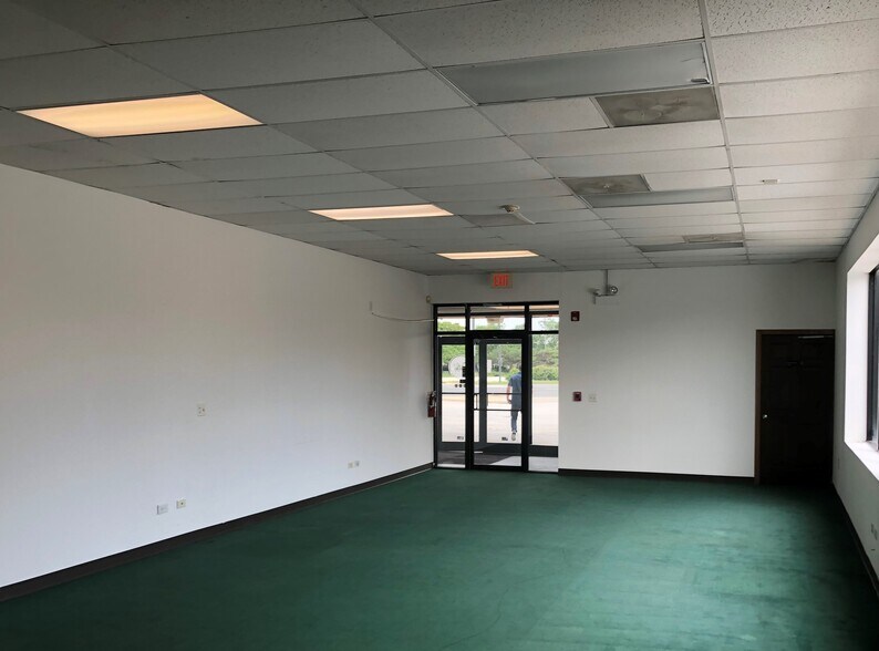 More Photos Of 8727-8735 S Cicero Ave, Hometown Unknown For Lease