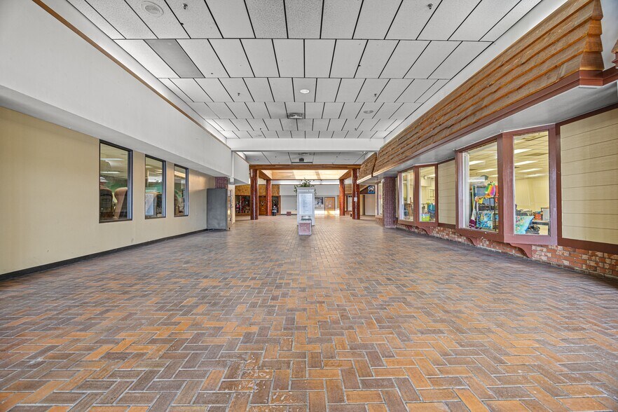 More Photos Of 1111 W Victory Way, Craig Unknown For Lease