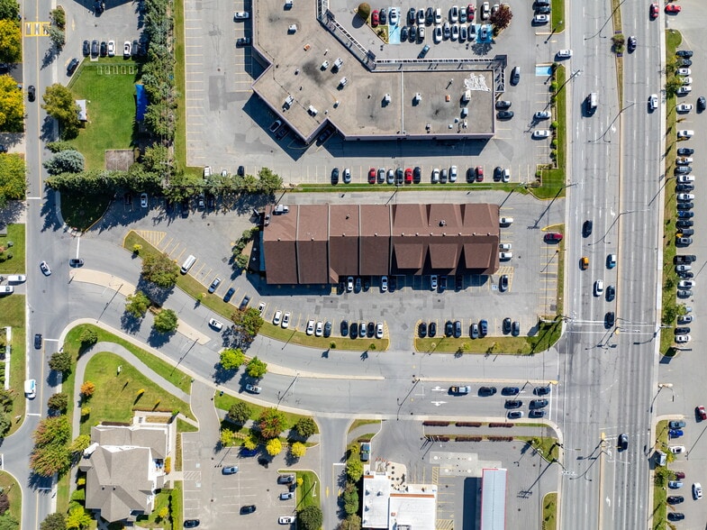 More Photos Of 100-120 Rue du Barry, Kirkland Restaurant For Lease