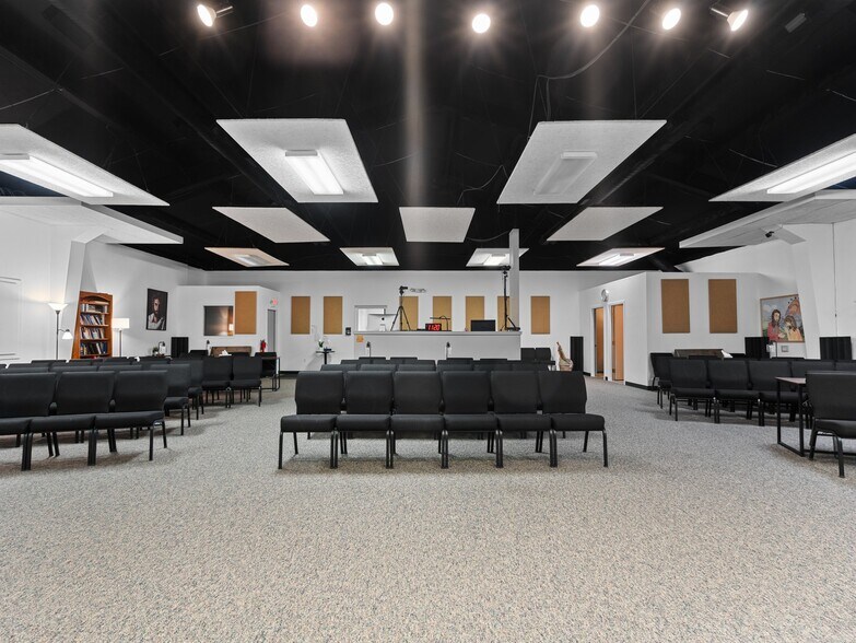 More Photos Of 3211 N Garfield, Traverse City Freestanding For Sale