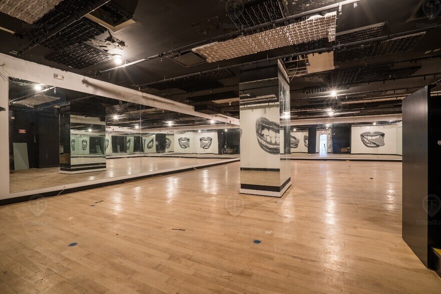 More Photos Of 200 Central Park S, New York Multifamily For Sale