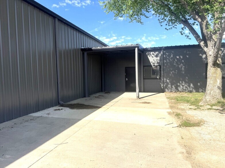 More Photos Of 1015 W Woodside St, Mcpherson Industrial For Sale