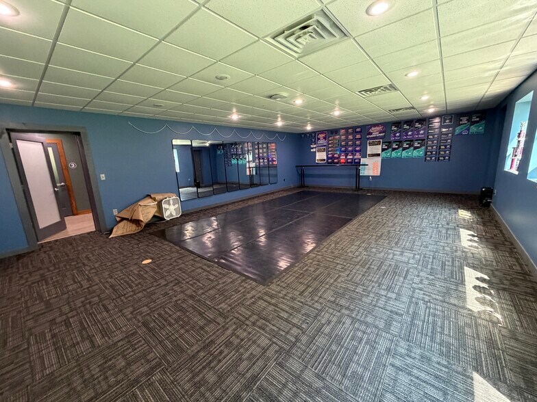 More Photos Of 516 Adams St, Mason Flex For Sale