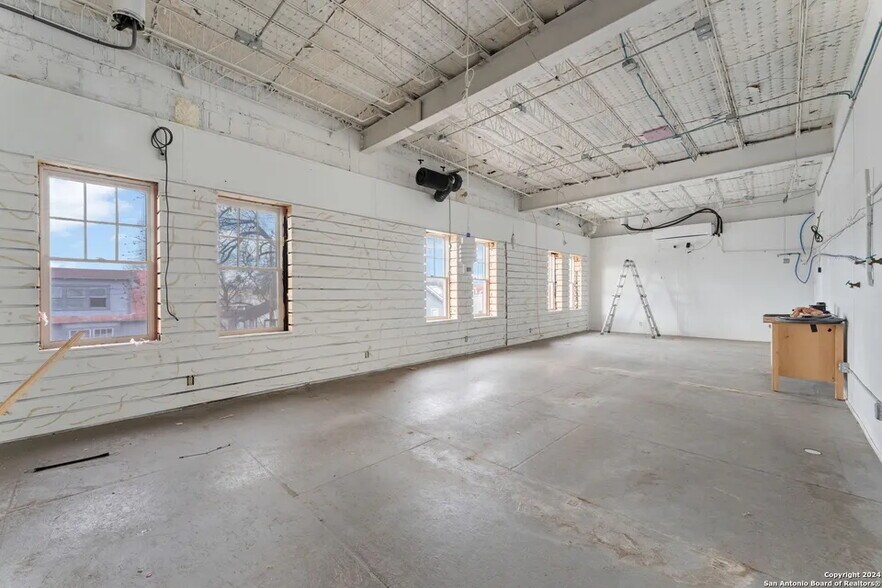 More Photos Of 2323 Buena Vista St, San Antonio Freestanding For Sale