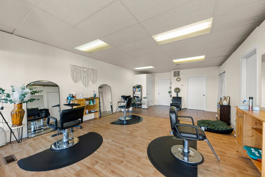 More Photos Of 645 E Lasalle St, Somonauk Showroom For Lease