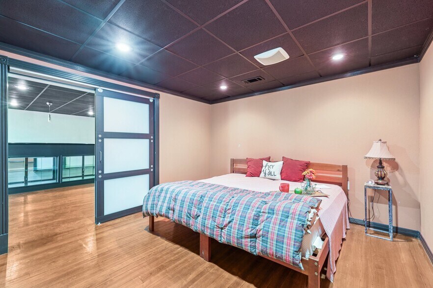 More Photos Of 113 N Main St, Moulton Bar For Sale