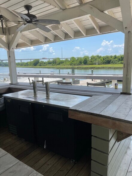 More Photos Of 670 Marina Dr, Charleston Office For Lease