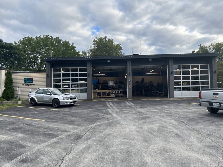 More Photos Of 70 Ridge Rd, Ontario Showroom For Lease