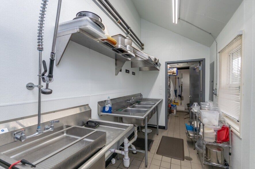 More Photos Of 33494-33518 Jefferson Ave, Brownstown Restaurant For Sale