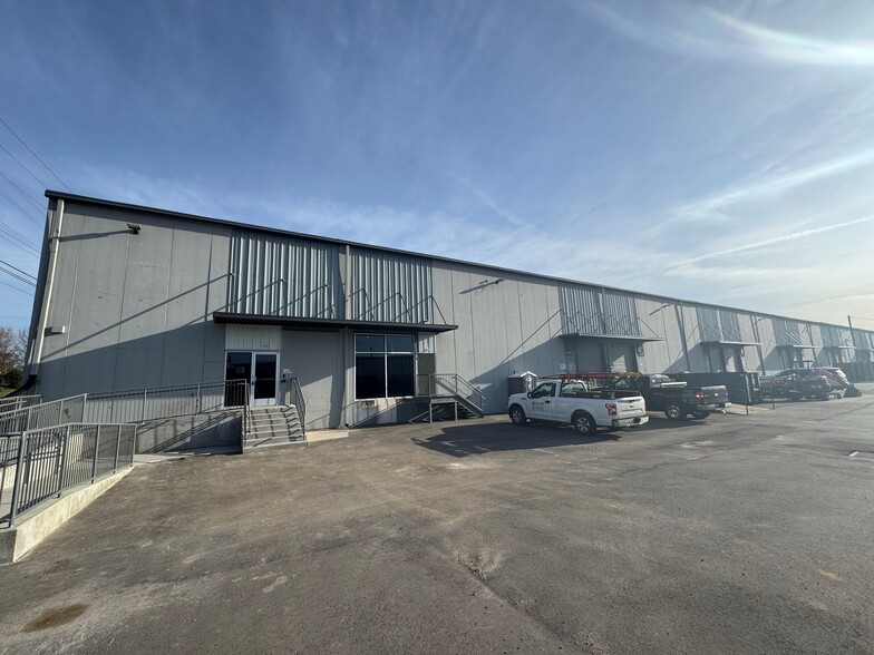 More Photos Of 3706-3710 Vulcan Dr, Nashville Distribution For Lease