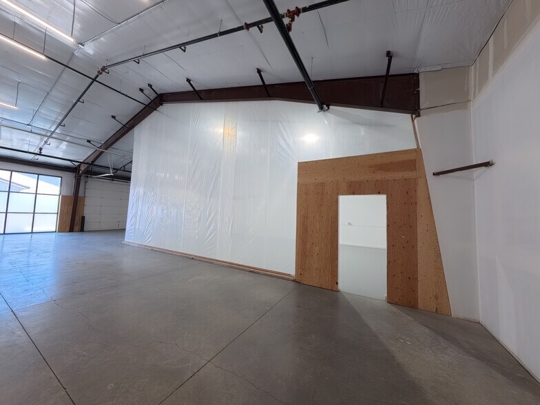 More Photos Of 2561 NE 4th St, Bend Warehouse For Lease