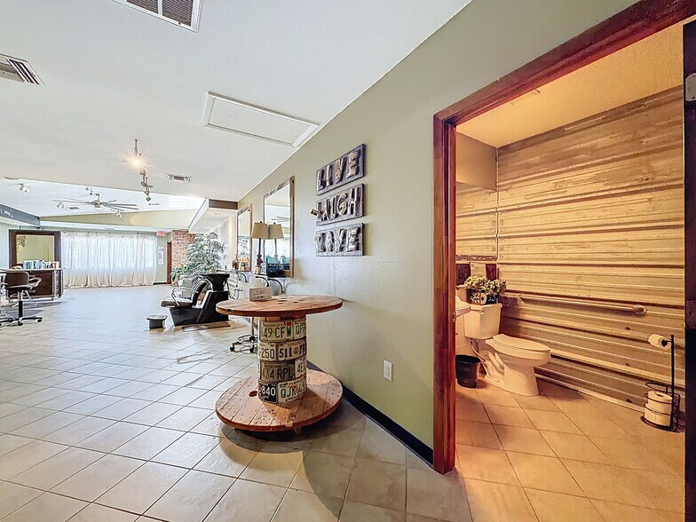 More Photos Of 13414 US Highway 19, Hudson Showroom For Lease