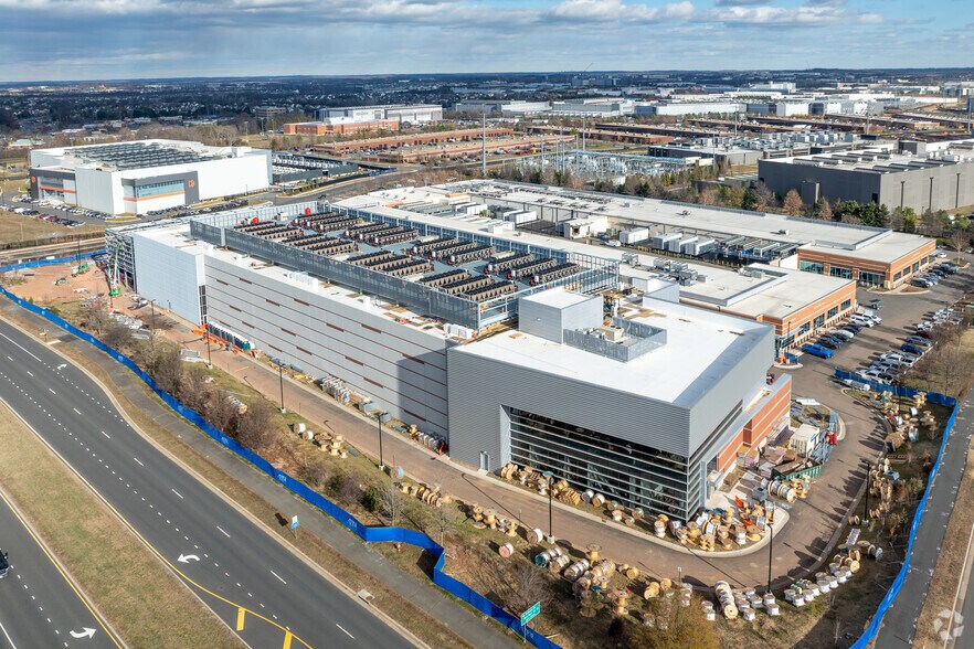More Photos Of 21625 Red Rum Dr, Ashburn Industrial For Lease