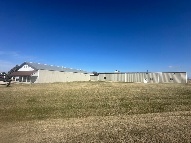 More Photos Of 636 S East St, Mount Carroll Warehouse For Lease