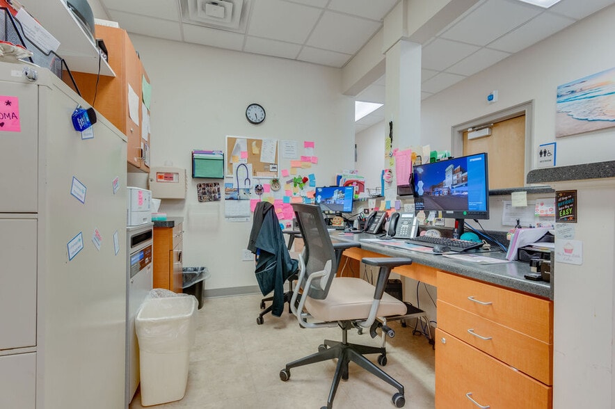 More Photos Of 4275 Western Blvd, Jacksonville Medical For Sale