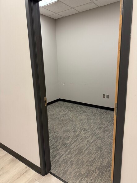 More Photos Of 211 Sioux Point Rd, Dakota Dunes Office For Lease
