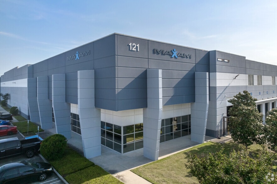 More Photos Of 11710 North Freeway, Houston Unknown For Lease