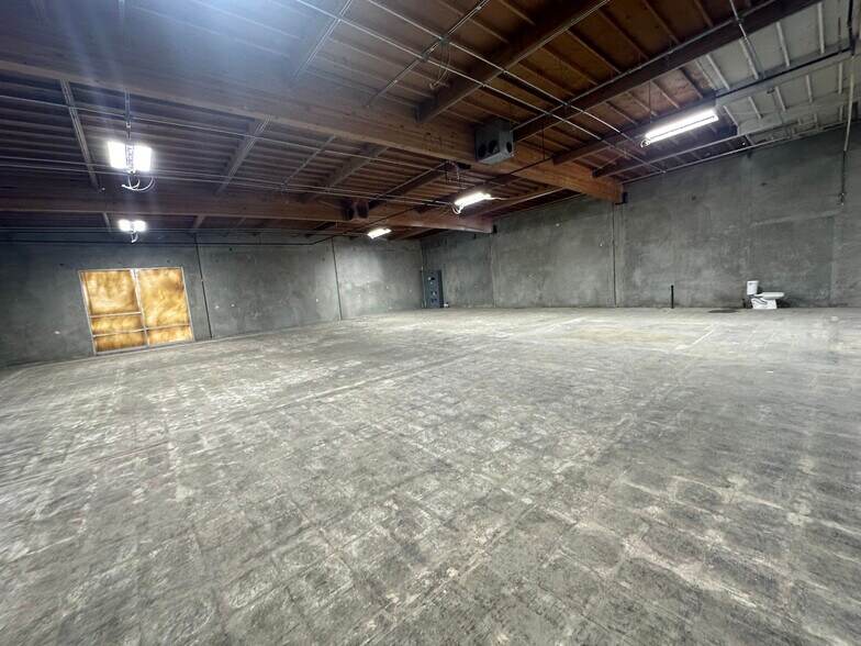 More Photos Of 15095 7th St, Victorville Light Distribution For Sale