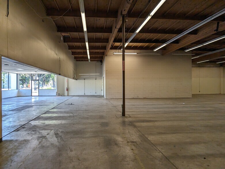 More Photos Of 1350 E Thompson Blvd, Ventura General Retail For Lease