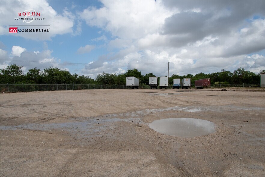 More Photos Of 109 Lupita Circle, Del Rio Distribution For Lease